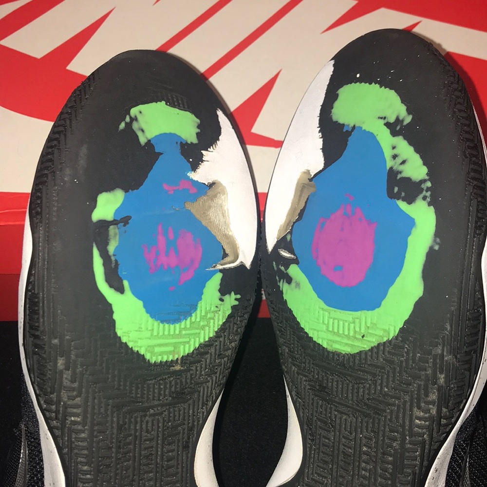 Kyrie Irving low 1’s 10.5 Black & silver swoosh - Picture 11 of 14